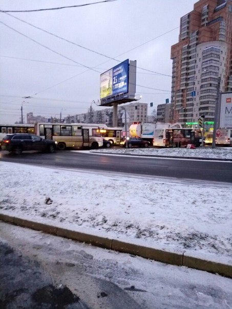 На перекрестке пр. Славы и Бухарестской на кольце не работают светофоры, все стоят. Большая пробка.