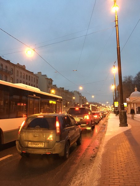 На перекрёстке Лиговского проспекта и Рязанского переулка трое не поделили дорогу,пробка собралась о...