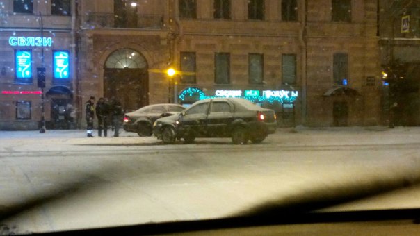 ДТП на перекрёстке Кирочной и Маяковского.У Логана морда развалилась.Теперь любуются снегопадом.