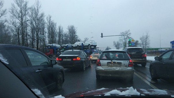 14:30 Московское шоссе, поворот на светофоре у пос. Ленсоветовский. Автовоз, задев авто перегородил ...