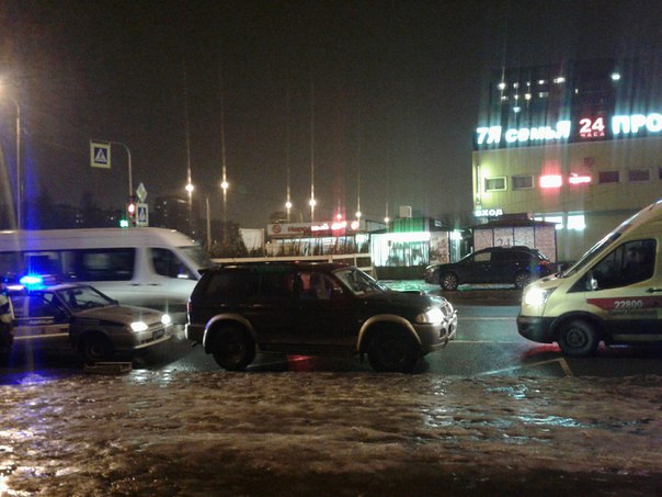 На перекрестке Искровского и Крыленко сбили пешехода..водитель убежал.
