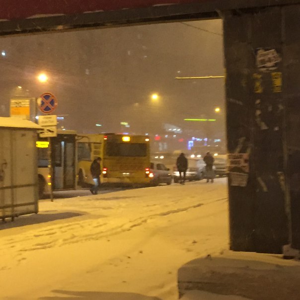 121 автобус занесло и он ушатал припаркованный автомобиль, проспект Просвещения от Фомина к Есенина ...