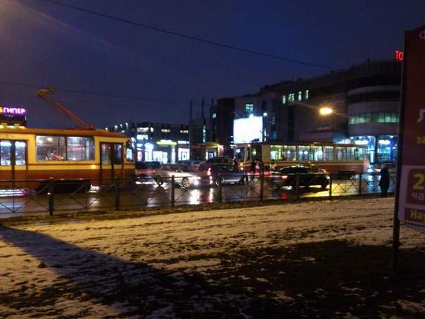 ДТП на Проспекте Науки около академпарка. Движение трамваев встало в обе стороны.