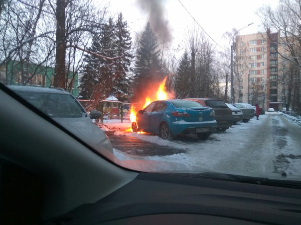 На Лени Голикова загорелся автомобиль