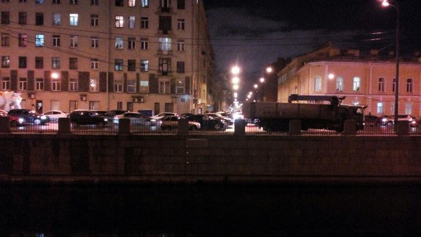 На Обводном у Бронницой, хвост приличный к Московскому, объезд слева и справа с заездом на тротуар