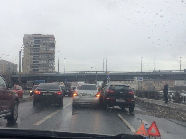3 автомобиля на Октябрьской набережной, перед Володарским мостом, на выезд из города, в среднем и пр...
