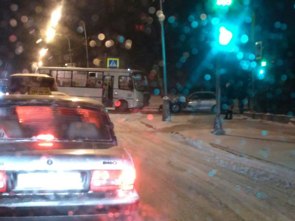 В Пушкине примерно 8:30 утра, Случилась авария на перекрестке Конюшенной и Средней.
