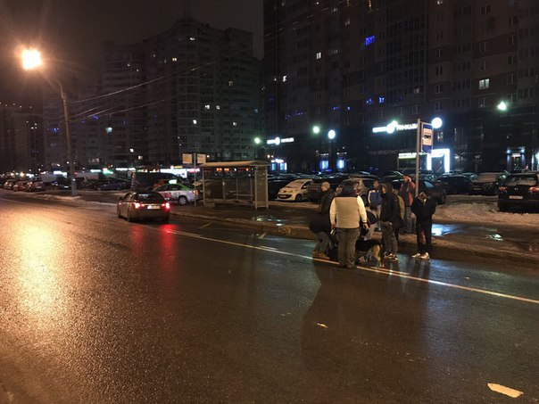 В 2 часа ночи на пешеходном переходе перекрёстка Ленинского проспекта и Брестского бульвара такси с...