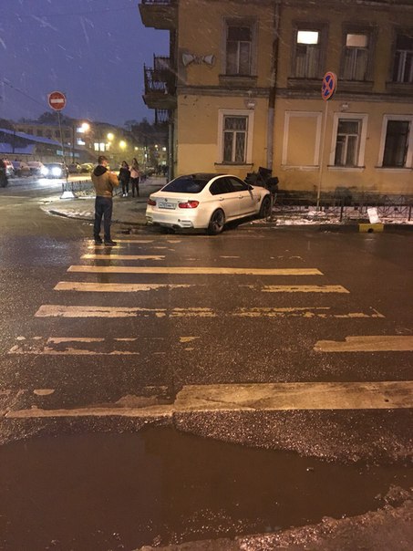 На перекрёстке профессора Ивашенцева и Тележной улиц БМВ снесла светофор, движению особо не мешает,...