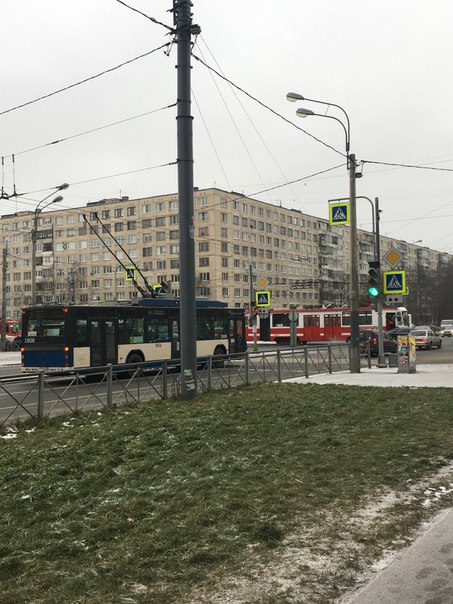 На перекрёстке Ярослава Гашека и Бухарестской улиц стоят трамваи и троллейбусы.