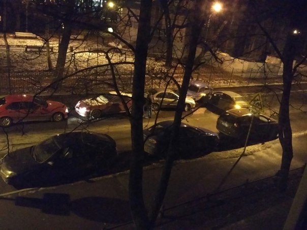 На улице Ак. Павлова какой-то летун собрал в кучку несколько припаркованных машин.