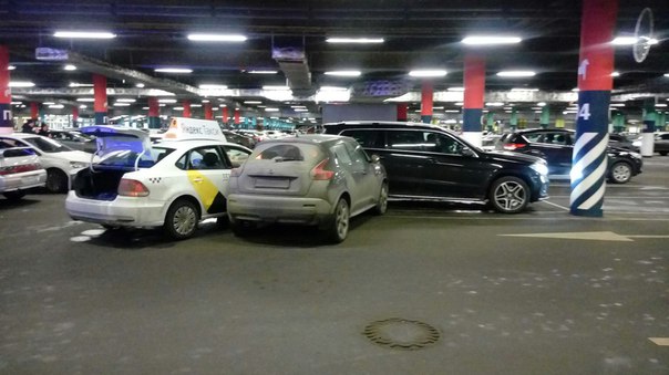 Машина такси и Nissan не разъехались на парковке Меги Парнас и врезались друг в друга, задев припарк...
