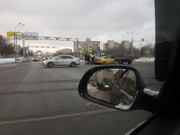 Четыре машинки собрались на перекрестке Бухарестской и Дунайского. Пробки нет. Дпс на месте.