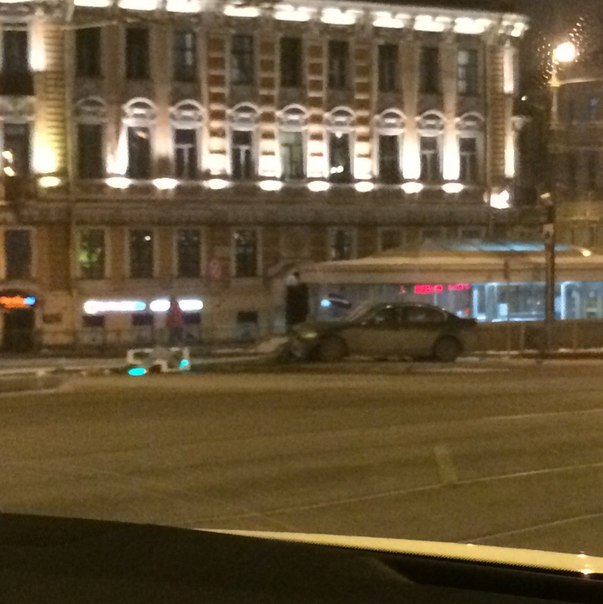 На набережной Макарова у Тучкова моста столкнулись БМВ и Ягуар. Светофор упал, но продолжает работат...