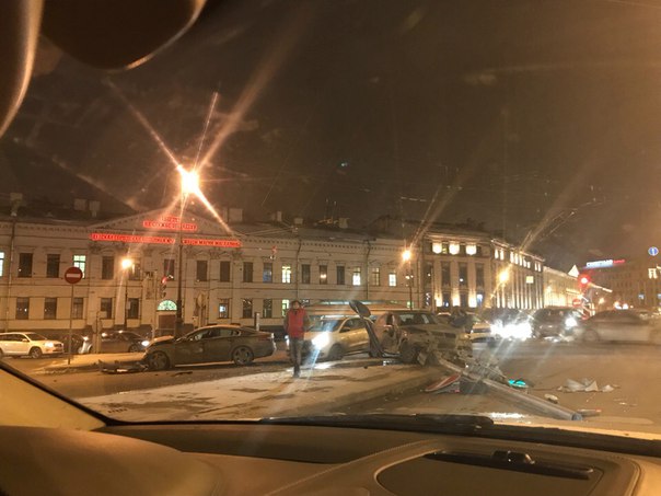 На набережной Макарова у Тучкова моста столкнулись БМВ и Ягуар. Светофор упал, но продолжает работат...