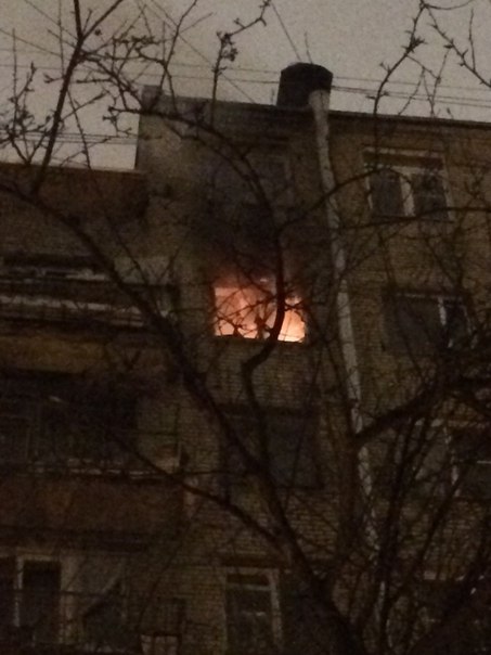 На КИМа 28 горела квартира на 8ом этаже. Жертв нет, залили все этажи до 3его.