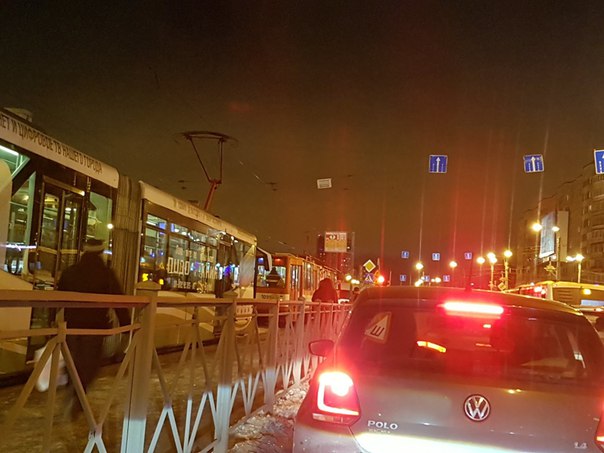 Не работают светофоры на перекрестке проспекта Славы и Бухарестской улицы.