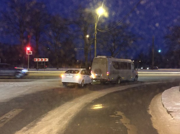 Гранта сломала бампер об Спринтер 17.40. Луночарского и Руставелли.