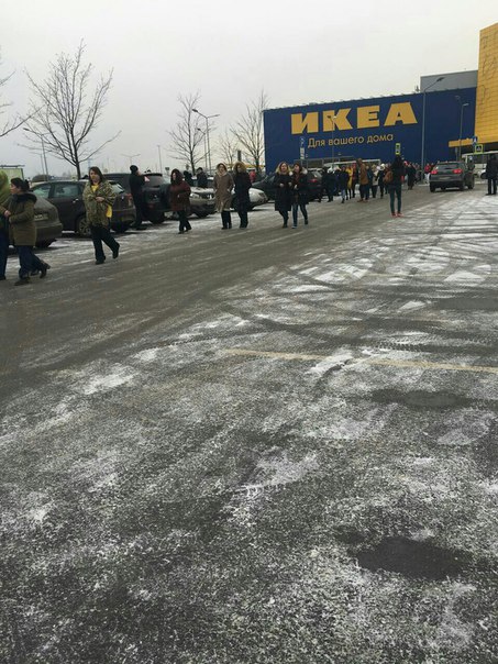 Икеа в Меге Дыбенко эвакуировали. Посетители выходят на улицу.
