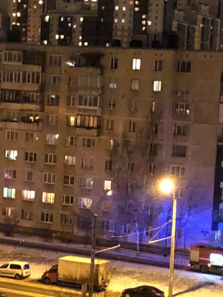 На Будапештской улице горит квартира на 9 этаже. Пожарные и скорая приехали
