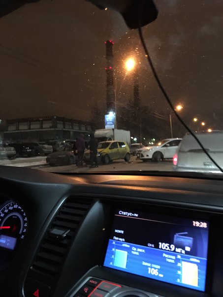 Рядом с ЖК "Юность" на Крыленко авария, движение очень плохое.