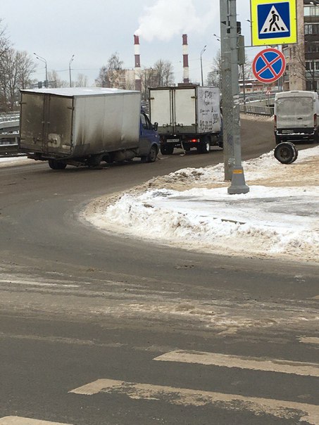 Угол наб. Черной речки и Ланского шоссе. У Газели оторвалось колесо.