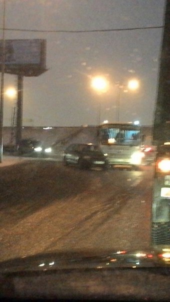 На светофоре по Шоссейной улице в сторону пос. Бугры автобус не поделил дорогу с легковушкой.