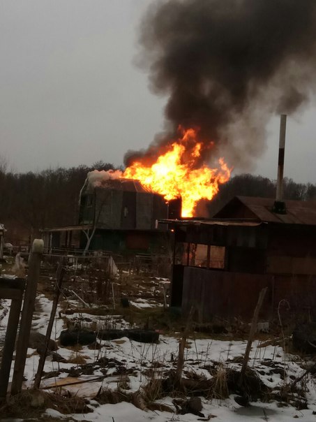 В Петергофе на Ораниенбаумском шоссе загорелся дом, Пожарные прибыли через 5 минут. Очень быстро отр...