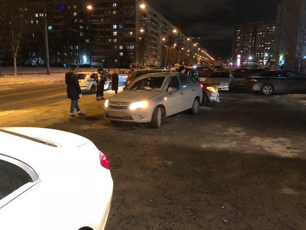 На улице Есенина 19/2 Lada сдала задним ходом в Mercedes GLK. Полиция приехала через часа 2.