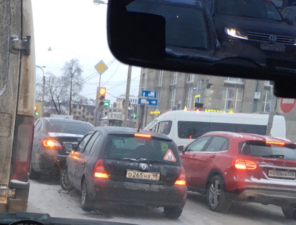Renault и Infiniti мешают проезду по перекрестку Обводного и Митрофаньевского