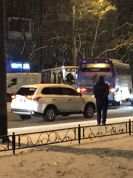 Маршрутка и частный автобус столкнулись на Ленсовета 80. Пробка, трамвай стоит.