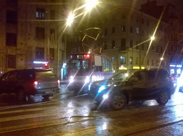 Поворачивая со Свечного на Лиговский, женщина на БМВ въехала в зад трамвая , стоит ругается с водите...