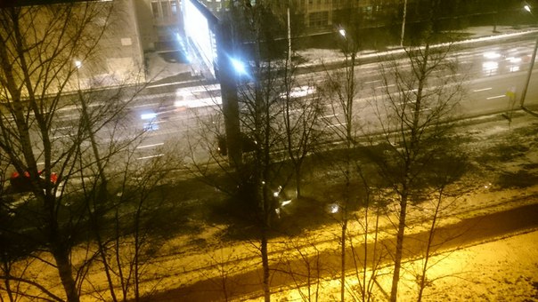 Напротив дома 35 по Светлановскому проспекту в сторону Мориса Тореза, автомобиль вылетел с дороги и ...