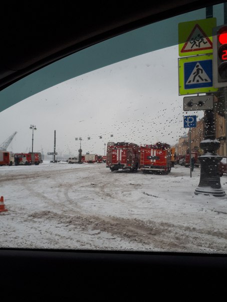 На Васильевском острове после вчерашнего пожара стоит большое количество служебных машин, среди кото...