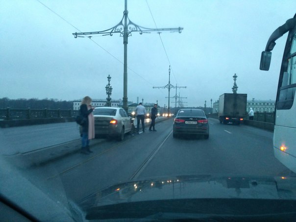 На Троицком мосту к центру в 9:40 водитель скорее всего не справился с управлением железного коня и ...