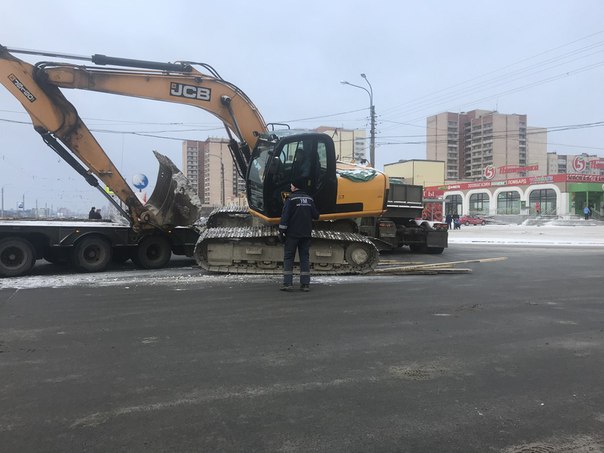 Экскаватор свалился с трала на перекрестке Бухарестской и О. Дундича.