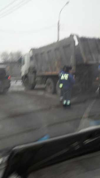 Перекресток Витебского и Лиговского, у самосвала открылся задний борт, на выезд из города. Правый ря...