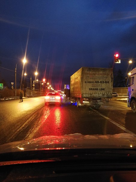 На Московском шоссе в Ям-Ижоре в сторону Москвы на светофоре водитель грузовой машины въехал в зад S...