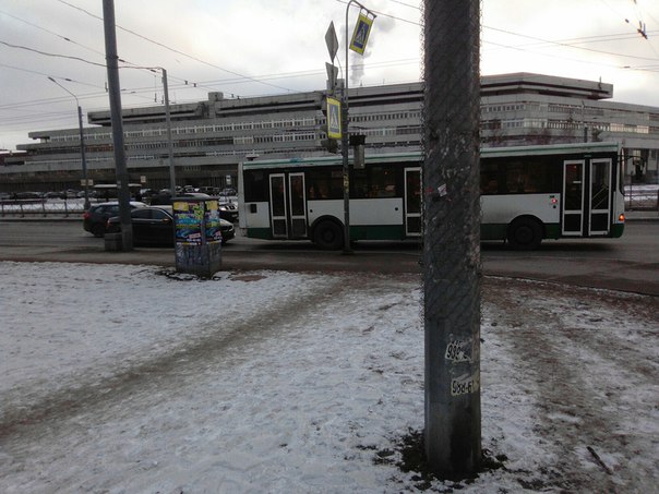 Solaris, Nissan и рейсовый автобус почти перекрыли Ленинский пр. на углу с Маршала Жукова. Свободен ...