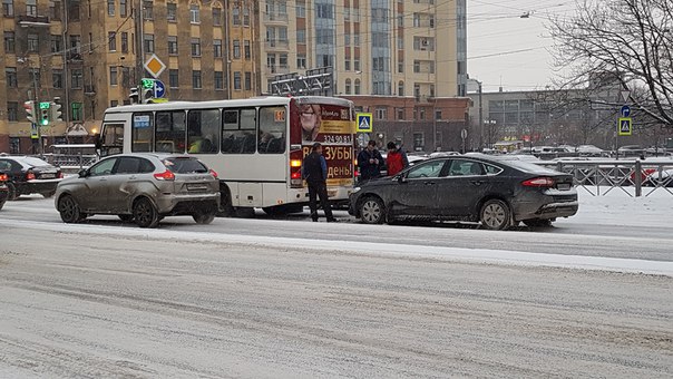 На пр.Медиков прямо около моста через Карповку машина остановилась в маршрутку номер 10