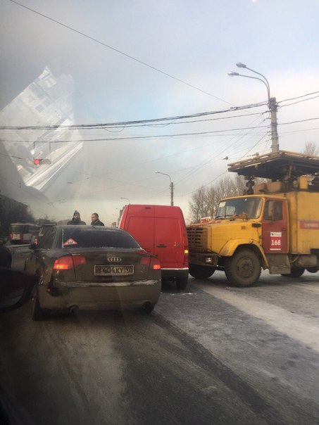 Движение по Бухарестской в сторону проспекта Славы от Димитрова перекрыто. Один встал поперёк ремонт...