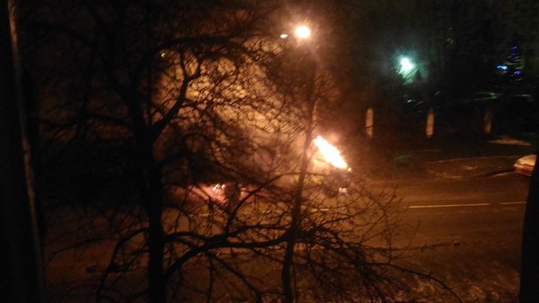 На Белоусова 12. Проснулись в 4 утра от взрыва. Под окнами горит газель. Пожарные приехали быстрр.
