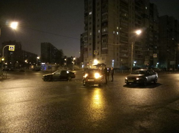 Примерно в 0.50 на перекрестке ул. Хошимина и ул. Композиторов столкнулась троица: слева BMW, справа...