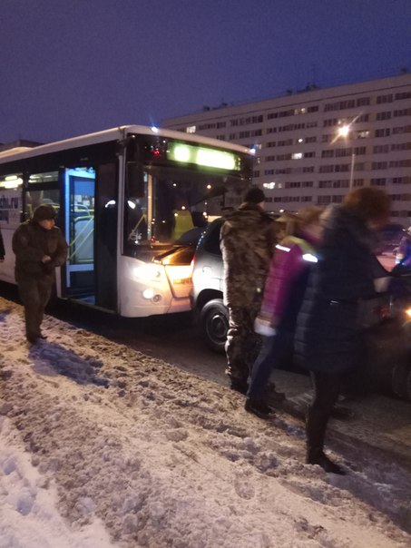 На пр. Жукова, 74, автобус 145 догнал внедорожника