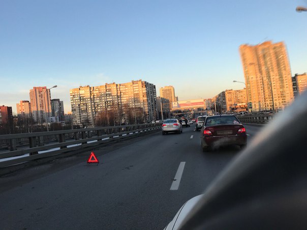 Несущественное ДТП на мосту Российского путепровода в сторону Косыгина