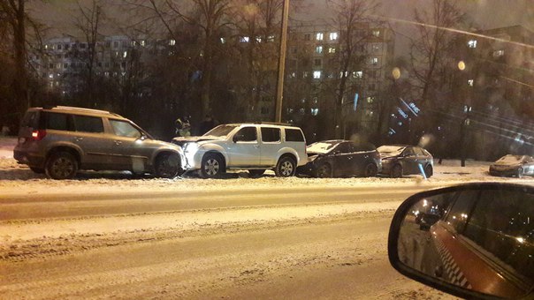 На Маршала Тухачевского 39, автолюбитель собрал паровозик из припаркованных на встречной полосе маши...
