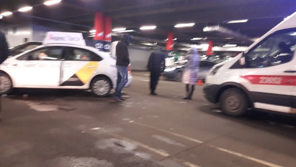 Машина такси и Nissan не разъехались на парковке Меги Парнас и врезались друг в друга, задев припарк...