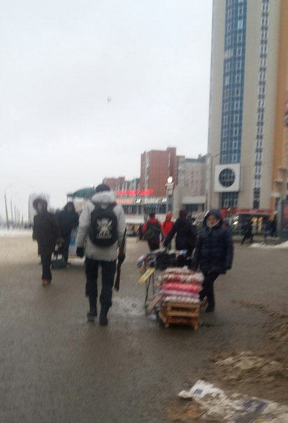 В 14.55 молодой человек с одностволкой в руках спокойно зашел в метро Дыбенко. Возле рамок его остан...