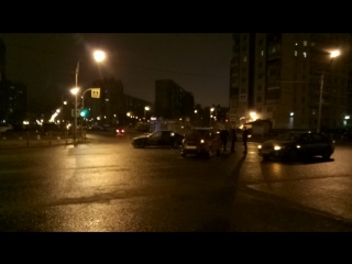 Примерно в 0.50 на перекрестке ул. Хошимина и ул. Композиторов столкнулась троица: слева BMW, справа...