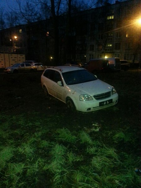 Кто-то решил в новогоднюю ночь покататься по газонам во дворах на Софийской и потерпел фиаско. Вчера...